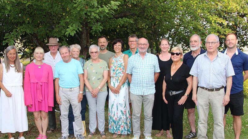 Schatzmeisterin Susanne Möldner und Vorstandsmitglied Rafaela Zeier (von links) dankten den Gold-, Silber- und Bronze-Jubilaren für ihre Treue: (weiter von links) Konrad Albert, Gerhard Roth, Gabriele Sattel, Elisabeth Brustmann, Roland und Theres...