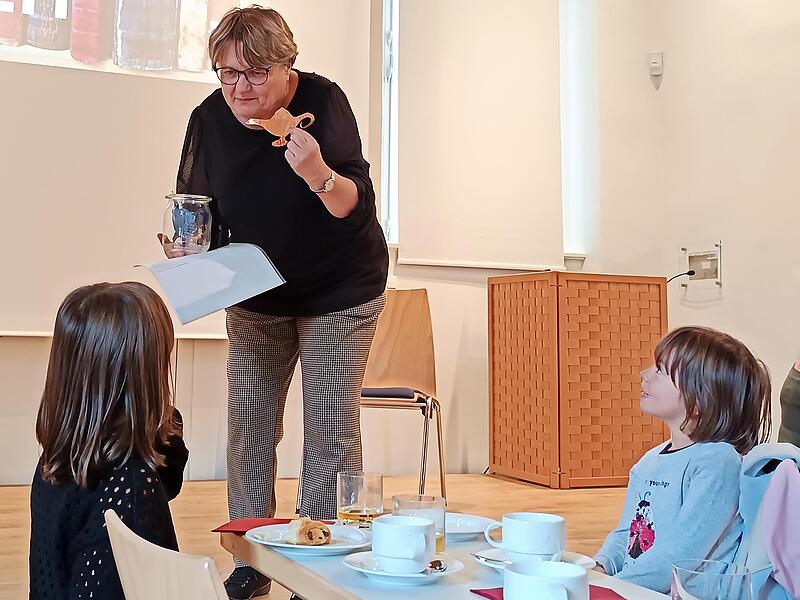 Was haben diese Dinge mit dem Märchen zu tun? Stadtarchivarin Christine Wittenbauer lud die Kinder zum Zuhören ein.