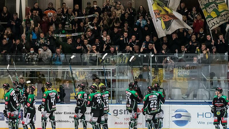 Die Ehrenrunde nach Spielschluss tat gut: Der H&ouml;chstadter EC durfte erstmals seit &uuml;ber eineinhalb Jahren einen Punktspielsieg mit seinen Fans im Stadion feiern.