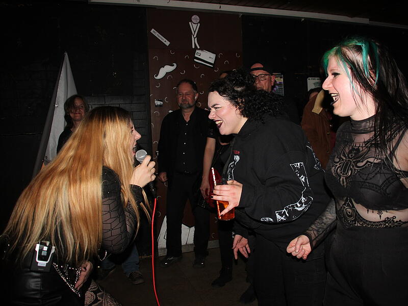 S&auml;ngerin Franziska Schell von der Gruppe&bdquo;Fallen Culture&ldquo; br&uuml;llt sich die Seele aus dem Leib (links). Tina Martins (Mitte/&bdquo;Mon Coeur&ldquo;) und Jule Symowitsch (rechts/&bdquo;Feuerwulf&ldquo;) singen mit.
