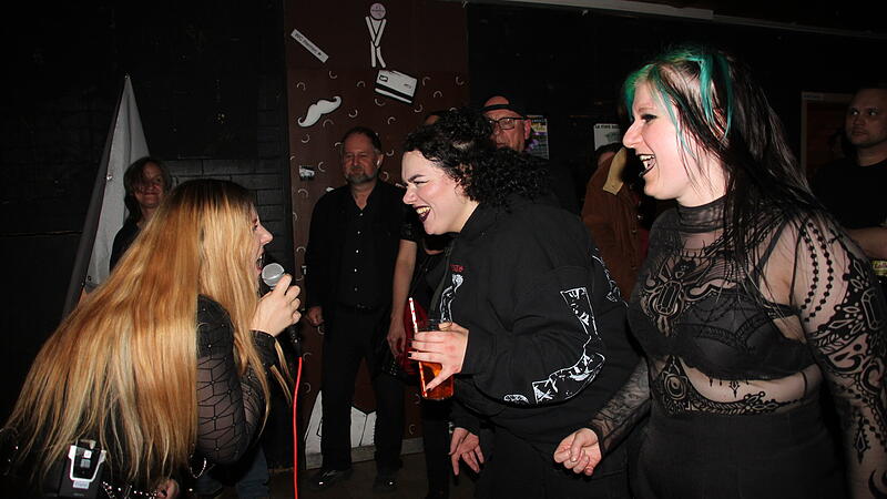 S&auml;ngerin Franziska Schell von der Gruppe&bdquo;Fallen Culture&ldquo; br&uuml;llt sich die Seele aus dem Leib (links). Tina Martins (Mitte/&bdquo;Mon Coeur&ldquo;) und Jule Symowitsch (rechts/&bdquo;Feuerwulf&ldquo;) singen mit.