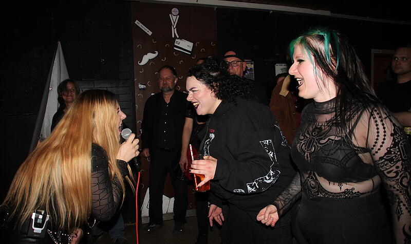S&auml;ngerin Franziska Schell von der Gruppe&bdquo;Fallen Culture&ldquo; br&uuml;llt sich die Seele aus dem Leib (links). Tina Martins (Mitte/&bdquo;Mon Coeur&ldquo;) und Jule Symowitsch (rechts/&bdquo;Feuerwulf&ldquo;) singen mit.