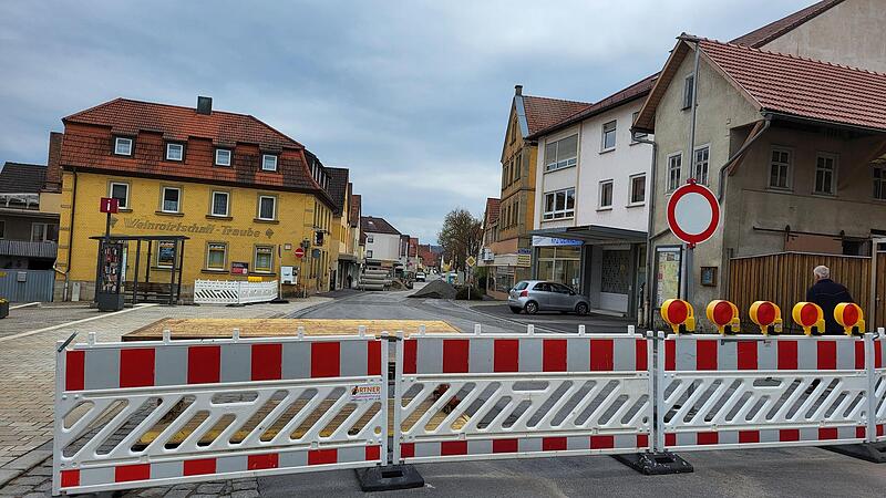 Die Sanierung der Poppenlauerer Stra&szlig;e s&uuml;dlich des Rathauses ist abgeschlossen. Das St&uuml;ck n&ouml;rdlich davon sollte eigentlich seit Ende November fertig sein. Doch Schnee und K&auml;lte haben das verhindert. Wenn es nicht w&auml;rmer wird, wird die Sperrung der...