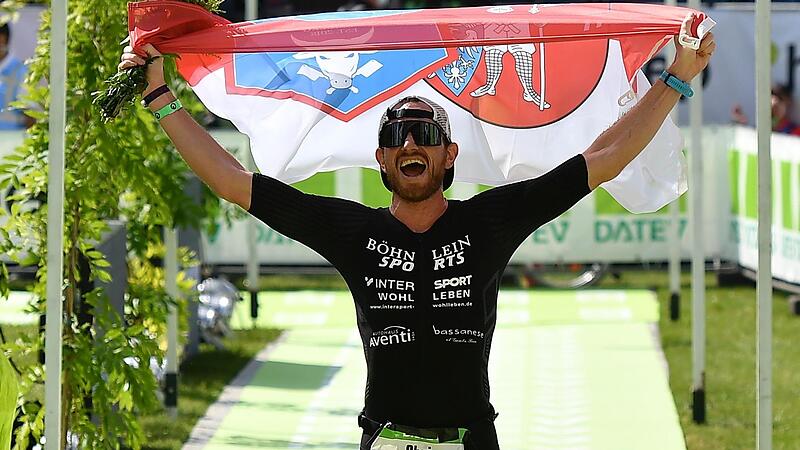 Mit der Bamberger Stadtfahne lief Chris Dels als Neunter 26 Sekunden hinter Andreas Dreitz ins Stadion in Roth ein.