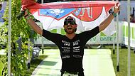 Mit der Bamberger Stadtfahne lief Chris Dels als Neunter 26 Sekunden hinter Andreas Dreitz ins Stadion in Roth ein.
