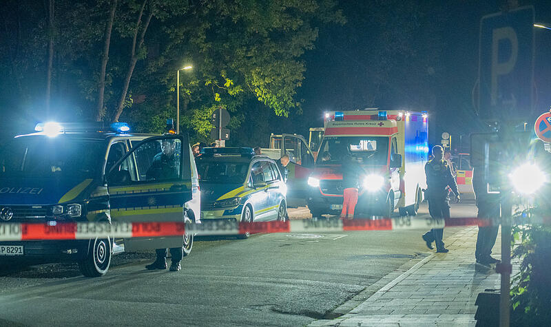 Ein dramatischer Einsatz ersch&uuml;ttert am sp&auml;ten Donnerstagabend (21.05.2026) die Hans-B&ouml;ckler-Stra&szlig;e in Bamberg. Kurz nach 23 Uhr wurden Anwohner durch laute Ger&auml;usche aus einer Nachbarwohnung alarmiert und verst&auml;ndigten daraufhin die Polizei.