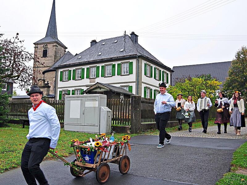 Die Jugend pflegt den alten Brauch des Dorfrundgangs gerne. Heike Schülein Die Jugend pflegt den alten Brauch des Dorfrundgangs gerne. Heike Schülein