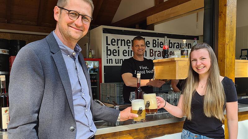 Steffen Lipfert, Mike Schmitt und Emely Haas sto&szlig;en schon mal auf das Kirschenfest 2022 an.Forchheim & Fr&auml;nkische Schweiz