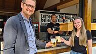 Steffen Lipfert, Mike Schmitt und Emely Haas stoßen schon mal auf das Kirschenfest 2022 an.Forchheim & Fränkische Schweiz