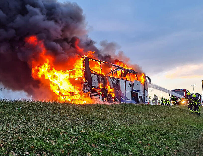 Der Fahrer des Reisebusses lenkte das Fahrzeug nach einer Warnmeldung an der Anschlussstelle Bergrheinfeld von der Autobahn. Dort wurde der Bus von der Feuerwehr gelöscht.