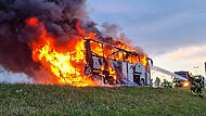 Der Fahrer des Reisebusses lenkte das Fahrzeug nach einer Warnmeldung an der Anschlussstelle Bergrheinfeld von der Autobahn. Dort wurde der Bus von der Feuerwehr gelöscht.