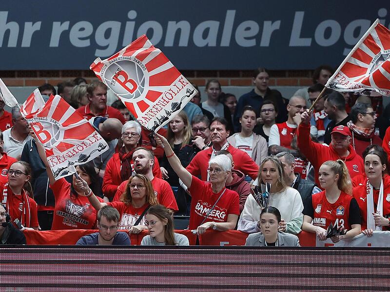 Der Brose-Fanblock in Würzburg war gut gefüllt und skandierte am Ende „Derbysieger“.