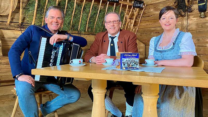 Holger M&uuml;ck (Mitte) und S&auml;ngerin Sandra Spindler trafen sich mit Hubsi Trenkwalder bei der TV-Aufzeichnung auf der Gr&ouml;blalm bei Mittenwald. In der Sendung sind auch Aufnahmen eines Konzertes am Wasserschloss in Mitwitz zu sehen.