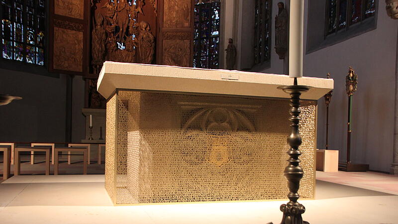 Der Altar hat eine neue Verkleidung.