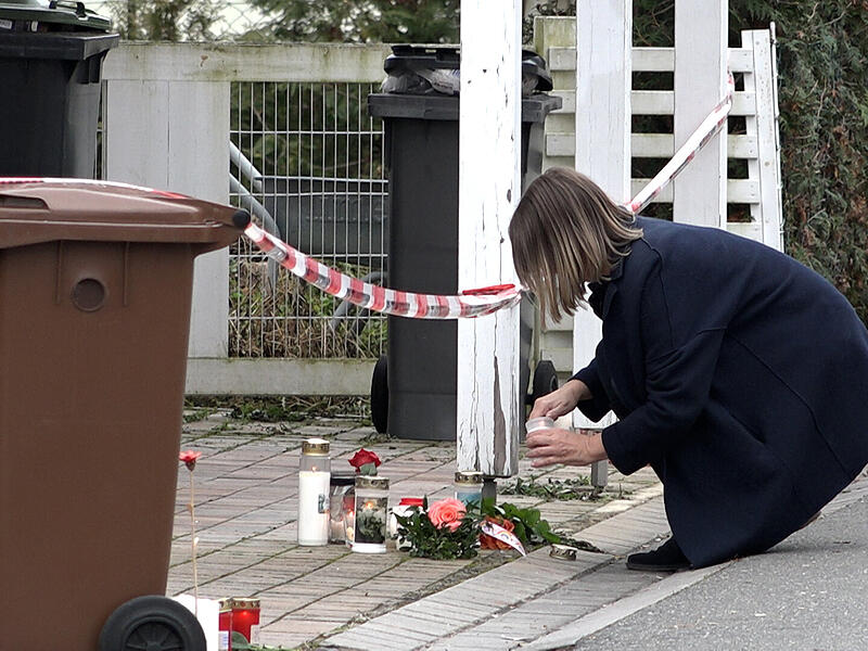 Trauer in WeisendorfBilder der Trauer: Weisendorf gedenkt der Toten Die Kerzen und Blumen der trauernden Weisendorfer in Gedenken an die Tote sind die stummen Hinweise auf das schreckliche Verbrechen. Der Bereich um die Doppelhaushälfte ist noch mit Flatterband der Polizei abgesperrt.