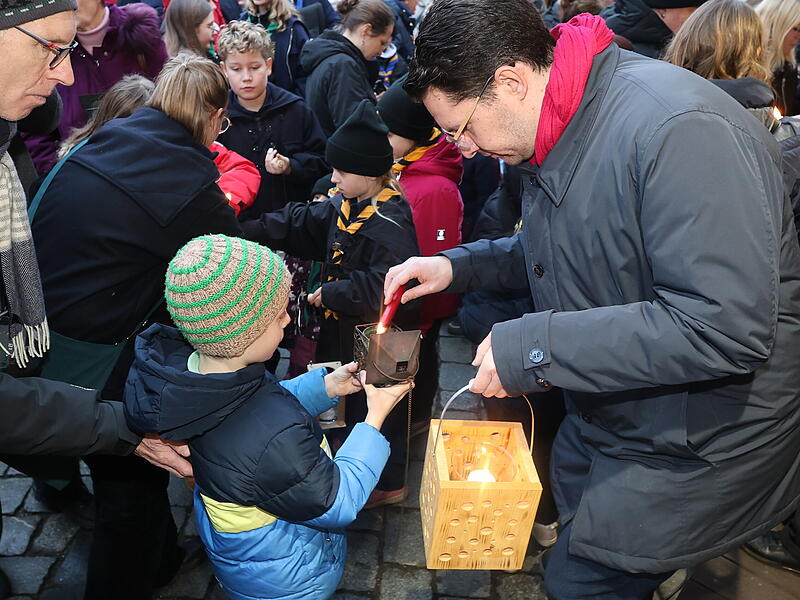 Der Oberbürgermeister Dominik Sauerteig verteilte auch selbst das Licht und große und kleine Bürgerinnen und Bürger der Stadt. Der Oberbürgermeister Dominik Sauerteig verteilte auch selbst das Licht und große und kleine Bürgerinnen und Bürger der Stadt.