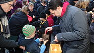 Der Oberbürgermeister Dominik Sauerteig verteilte auch selbst das Licht und große und kleine Bürgerinnen und Bürger der Stadt. Der Oberbürgermeister Dominik Sauerteig verteilte auch selbst das Licht und große und kleine Bürgerinnen und Bürger der Stadt.