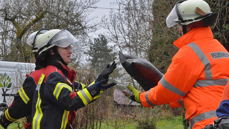 Mit viel Kraftaufwand wurden in einer Menschenkette die bis zu 15 Kilogramm schweren Sandsäcke zur Lauer gebracht. Mit viel Kraftaufwand wurden in einer Menschenkette die bis zu 15 Kilogramm schweren Sandsäcke zur Lauer gebracht.