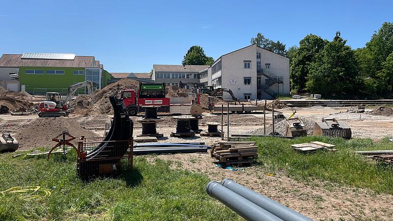 Großbaustelle in Röttenbach, die große Fläche auf der Nordseite des Schulgeländes wird komplett umgestaltet. Hier wird eine weitere Kindertagesstätte entstehen sowie Freizeitflächen und Parkmöglichkeiten Großbaustelle in Röttenbach, die große Fläche auf der Nordseite des Schulgeländes wird komplett umgestaltet. Hier wird eine weitere Kindertagesstätte entstehen sowie Freizeitflächen und Parkmöglichkeiten