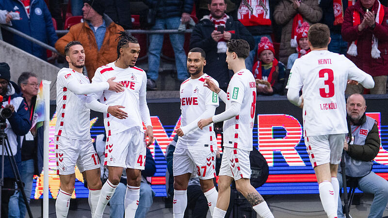 Damion Downs (Zweiter von links) l&auml;sst sich f&uuml;r seinen F&uuml;hrungstreffer gegen den Club feiern.