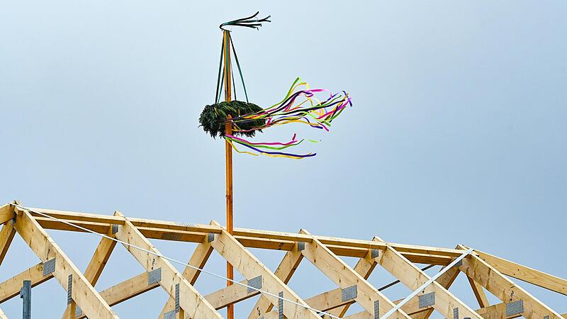 Ein neues Kapitel für Poppenlauer: Der Ortsteil bekommt dringend benötigte Bauplätze, um der steigenden Nachfrage nach Wohnraum gerecht zu werden. Doch der Weg dahin ist durch Hindernisse geprägt.
