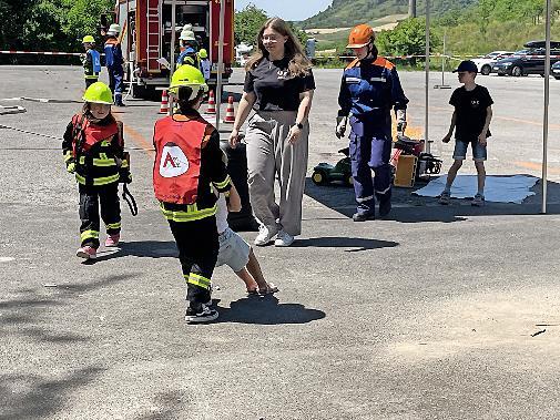 Öffentliche Übung der Kinderfeuerwehr „Feuerfüchse Ramsthal“: Die Bergung von Verletzten gehörte zu den Aufgaben bei der Übung.