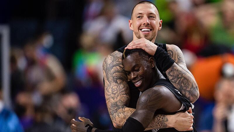 Best Buddies seit der U18 in Braunschweig: Daniel Theis (hinten) nimmt Dennis Schröder nach dem Sieg über Litauen in den Arm.