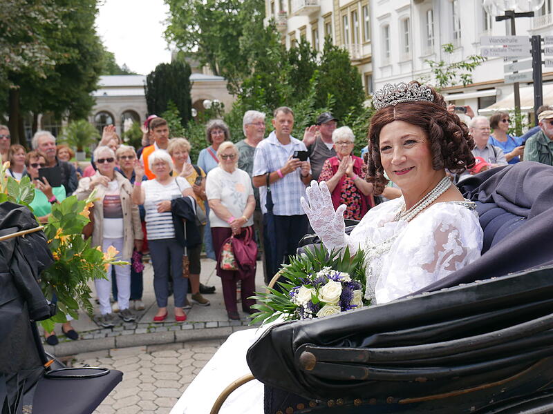 K&ouml;nigin Therese von Bayern (Sabine Rustler) lacht in die Kamera.