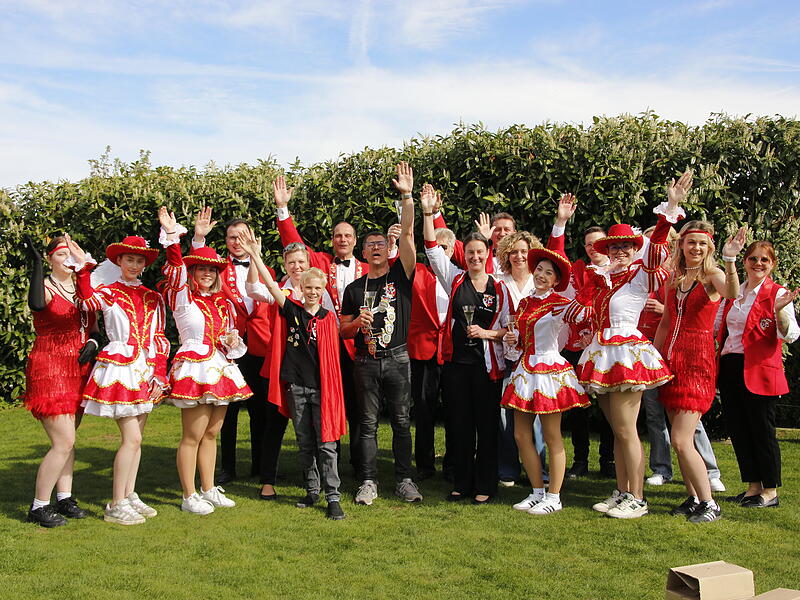 Die &Ouml;FG Oberthulba &uuml;berrascht Matthias H&uuml;ttl mit einem Besuch.
