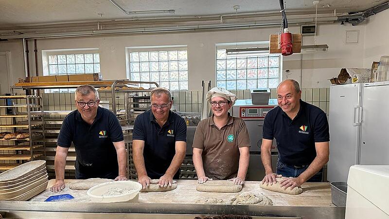Unter Anleitung von B&auml;ckermeister Maximilian Ley (mit B&auml;ckerm&uuml;tze) versuchen sich beim Brotbacken: Ernst Nickel, Geiselwind, Armin Luther, Burghaslach, und Johannes Krapp, Schl&uuml;sselfeld (von links) .