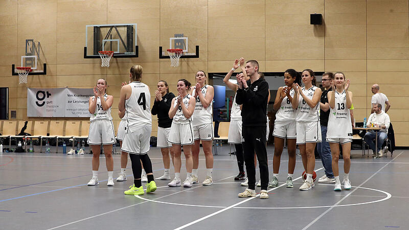 Das Litzendorfer Team bedankt sich nach der Heimniederlage f&uuml;r die Unterst&uuml;tzung der Zuschauer.