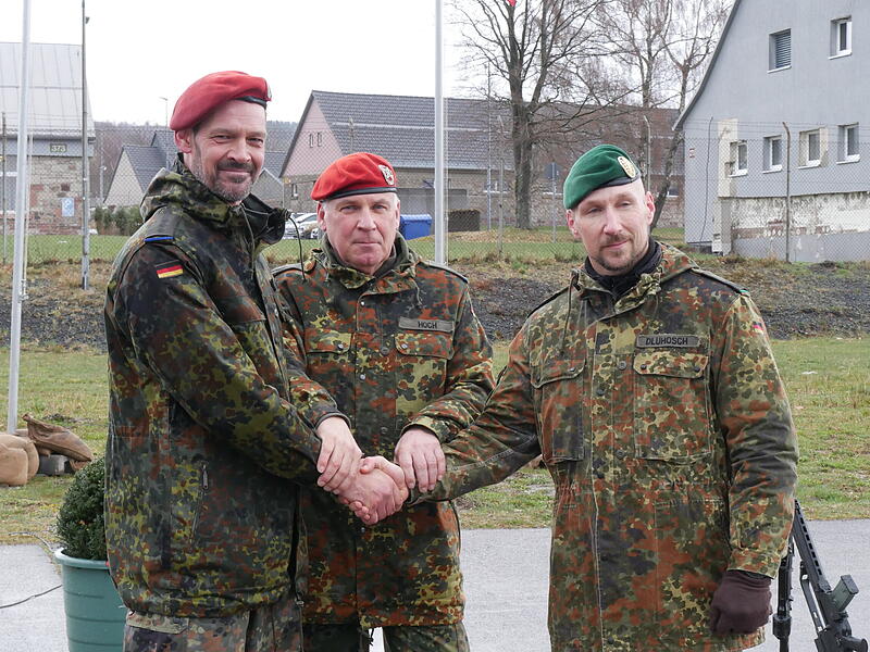 Rainer Hoch (mitte) übergibt die Truppenübungsplatzkommandantur Wildflecken von Hauptmann Enrico Langhärig (links) an Oberstleutnant Pascal Dluhosch (rechts). Rainer Hoch (mitte) übergibt die Truppenübungsplatzkommandantur Wildflecken von Hauptmann Enrico Langhärig (links) an Oberstleutnant Pascal Dluhosch (rechts).