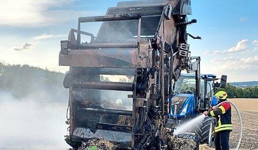 Die Ballenpresse verbrannte auf einem Feld in der Nähe von Großwalbur. Polizei Coburg Die Ballenpresse verbrannte auf einem Feld in der Nähe von Großwalbur. Polizei Coburg