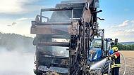 Die Ballenpresse verbrannte auf einem Feld in der Nähe von Großwalbur. Polizei Coburg Die Ballenpresse verbrannte auf einem Feld in der Nähe von Großwalbur. Polizei Coburg