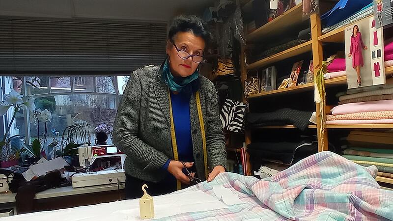 Erzs&eacute;bet Moln&aacute;r in ihrem Atelier: Die Ma&szlig;schneiderin w&uuml;nscht sich  die Zeit wie vor Corona zur&uuml;ck.Forchheim & Fr&auml;nkische Schweiz