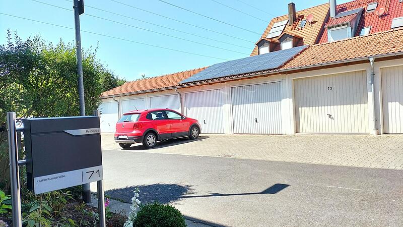 Die Photovoltaik-Anlage ist l&auml;ngst auf dem Garagendach in der Bamberger Hubertusstra&szlig;e - doch die vier Meter breite Stra&szlig;e stellt ein gr&ouml;&szlig;eres b&uuml;rokratisches Hindernis dar.