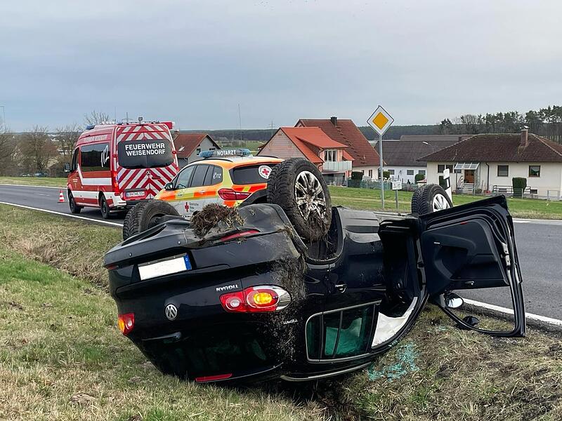 Das Auto blieb im Graben liegen, der Fahrer wurde dabei leicht verletzt.