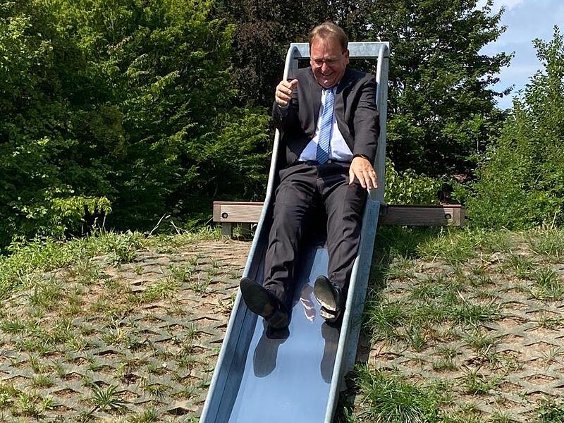 Bürgermeister Bernd Rebhan testete die Rutsche.