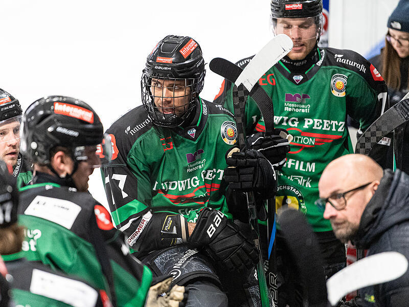 Im Powerbreak fahren die Spieler der Höchstadt Alligators an die Bande zu Trainer Morgan Persson.
