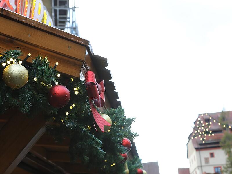 Die Aufbauarbeiten für den Forchheimer Weihnachtsmarkt 2022 laufen auf Hochtouren.