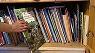 Ein Schrank voller Kinderbücher Ein Schrank voller Kinderbücher