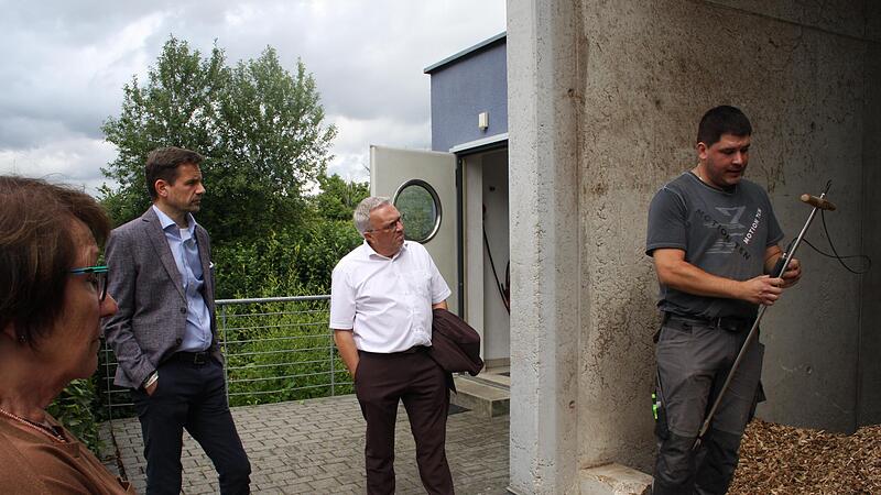 Michael Wiemann misst den Wassergehalt der Hackschnitzel. Idealerweise liegt er bei 30 Prozent.Forchheim & Fr&auml;nkische Schweiz