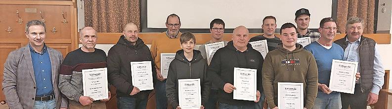 Ehrungen f&uuml;r die h&ouml;chste Lebenstagsleistung je Betriebsrasse im Landkreis sowie f&uuml;r 100.000 kg Milch Lebensleistungsk&uuml;he: von links Klaus F&ouml;rster (AELF Kitzingen-W&uuml;rzburg), Elmar Best (Motten), Alexander M&uuml;ller (Modlos), Martin Hahn (Modlos), Jako...