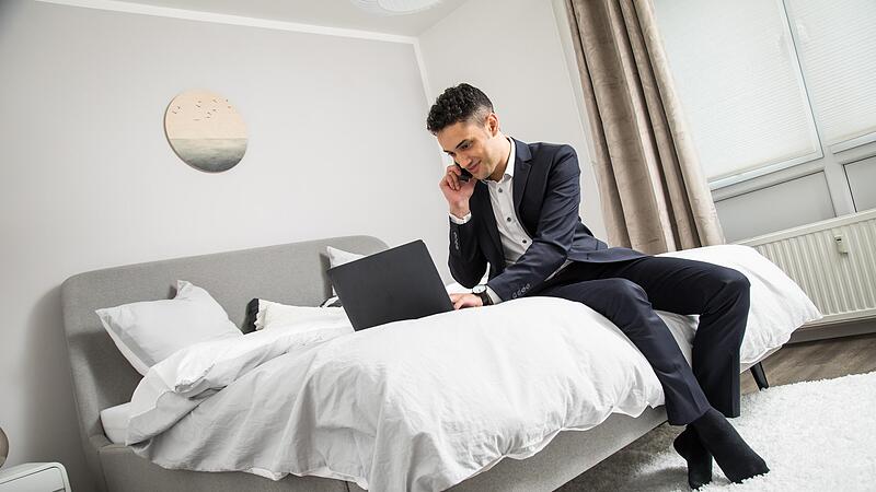 An einem Laptop kann man praktisch überall arbeiten. An einem Laptop kann man praktisch überall arbeiten.