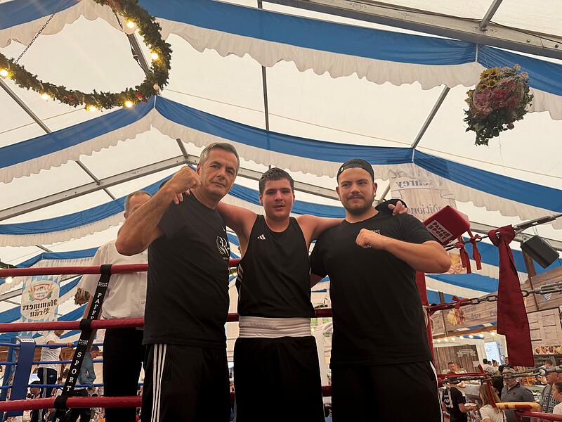 Birindar Petrusan (Mitte) vom Kulmbacher Boxverein Illyrian Boxing hat seine ersten beiden Kämpfe gewonnen. Birindar Petrusan (Mitte) vom Kulmbacher Boxverein Illyrian Boxing hat seine ersten beiden Kämpfe gewonnen. Trainiert wird er von Basri (links) und Florian Dzeladini.
