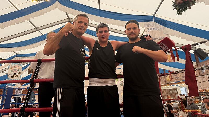Birindar Petrusan (Mitte) vom Kulmbacher Boxverein Illyrian Boxing hat seine ersten beiden Kämpfe gewonnen. Birindar Petrusan (Mitte) vom Kulmbacher Boxverein Illyrian Boxing hat seine ersten beiden Kämpfe gewonnen. Trainiert wird er von Basri (links) und Florian Dzeladini.