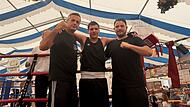 Birindar Petrusan (Mitte) vom Kulmbacher Boxverein Illyrian Boxing hat seine ersten beiden K&auml;mpfe gewonnen. Trainiert wird er von Basri (links) und Florian Dzeladini.