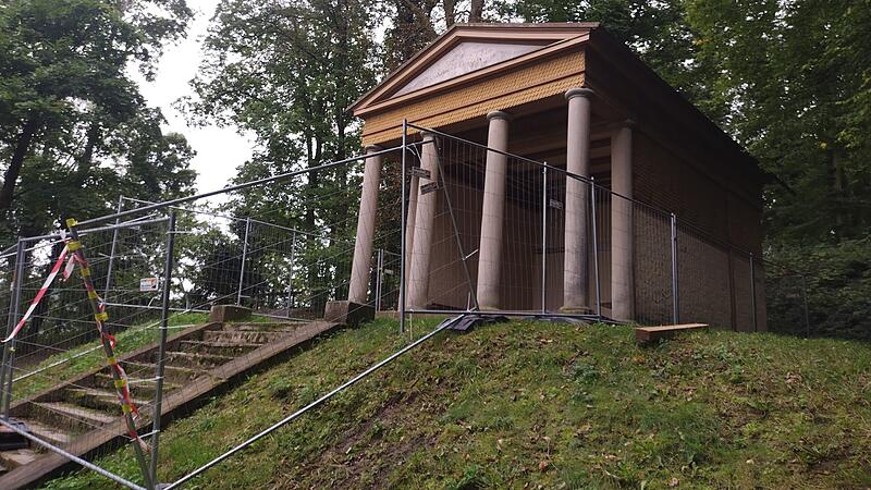 Was ist denn hier los? An der Walhalla stehen hohe Bauzäune.