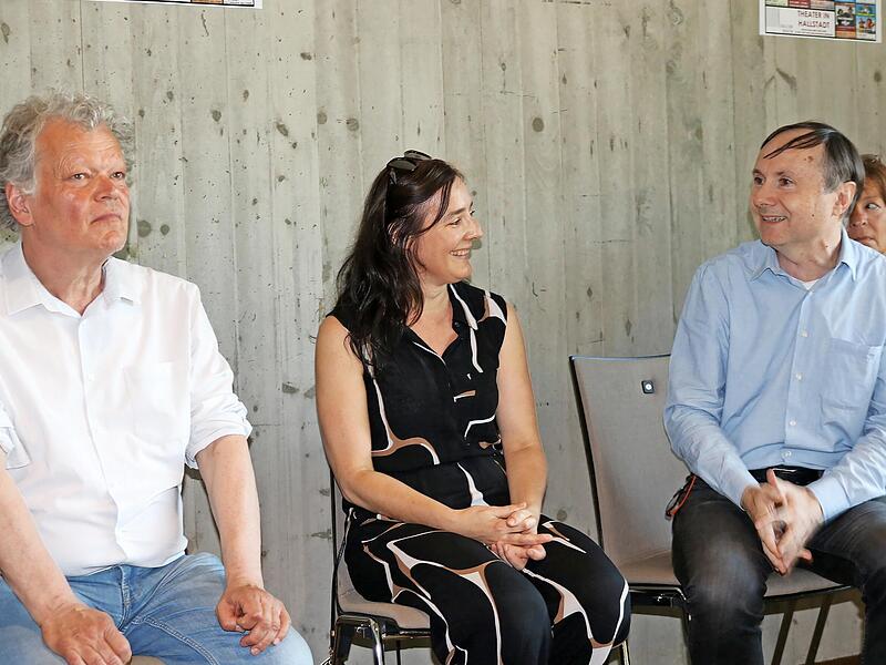 Beim Gespr&auml;ch zur neuen Theaterreihe: Martin Neubauer (links) vom Bamberger Brentano-Theater trifft das Loriot-Duo Silvia Ferstl und Christoph Ackermann.