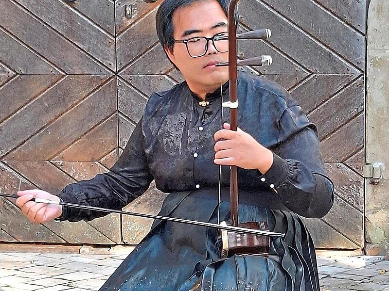 Lejian Zhu er&ouml;ffnete mit seiner Erhu das Mondfest.